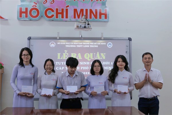 2023-03-06 LỄ RA QUÂN ĐỘI TUYỂN HỌC SINH GIỎI KHỐI 12 DỰ THI CẤP THÀNH PHỐ NĂM HỌC 2022 - 2023